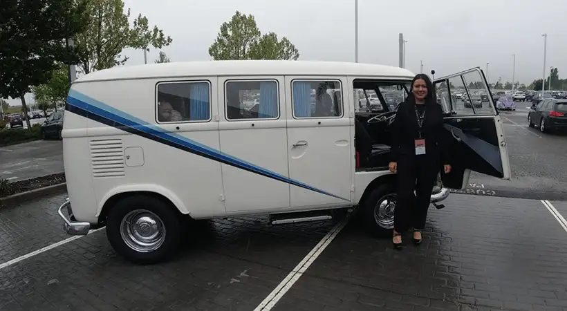 Pata de perro presente en la inauguración de la agencia VW de Fairfield