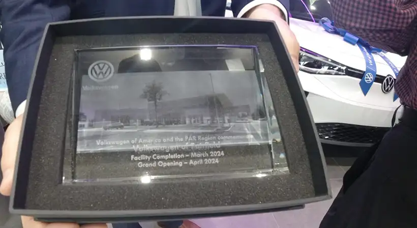 Pata de perro presente en la inauguración de la agencia VW de Fairfield